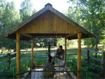 Могила матери Манефы.Комаровский скит. (20054 bytes)